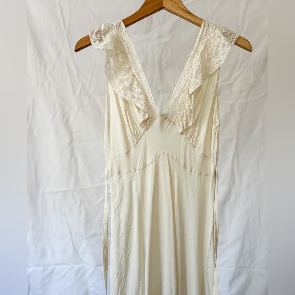 Vintage cream slip dress. Size small. Fits true to size.